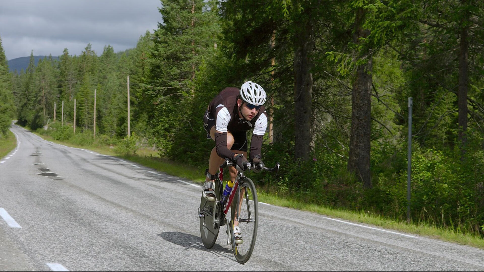 边后卫前插逼抢提升压迫覆盖率，边后卫被压迫