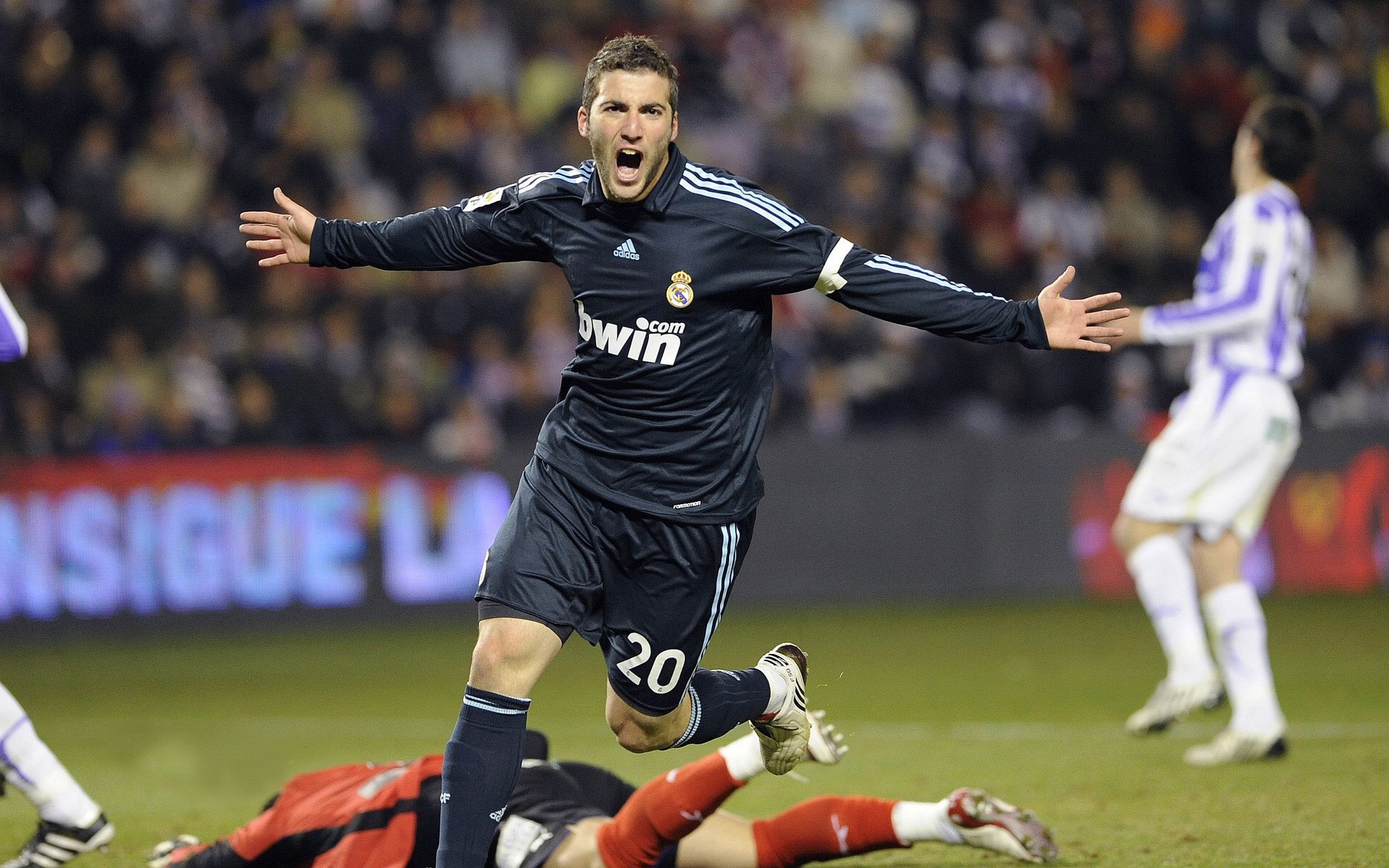 Kaiyun(中国)开云-UFC选手被对手嘲笑后暴怒反击，精彩瞬间引发热议！