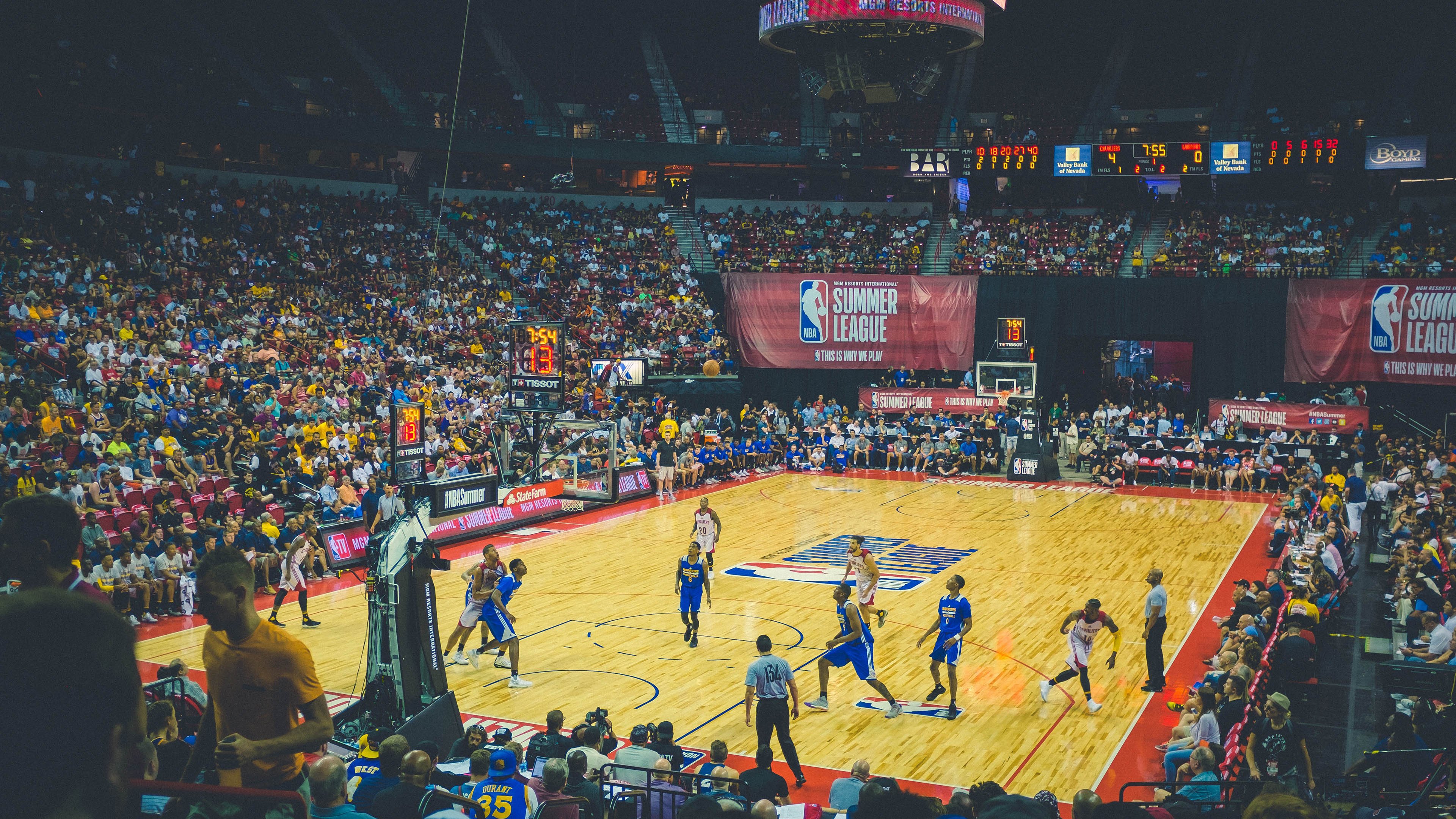 开云·体育官网-世界杯赛场的志愿者故事：温暖赛事的幕后力量